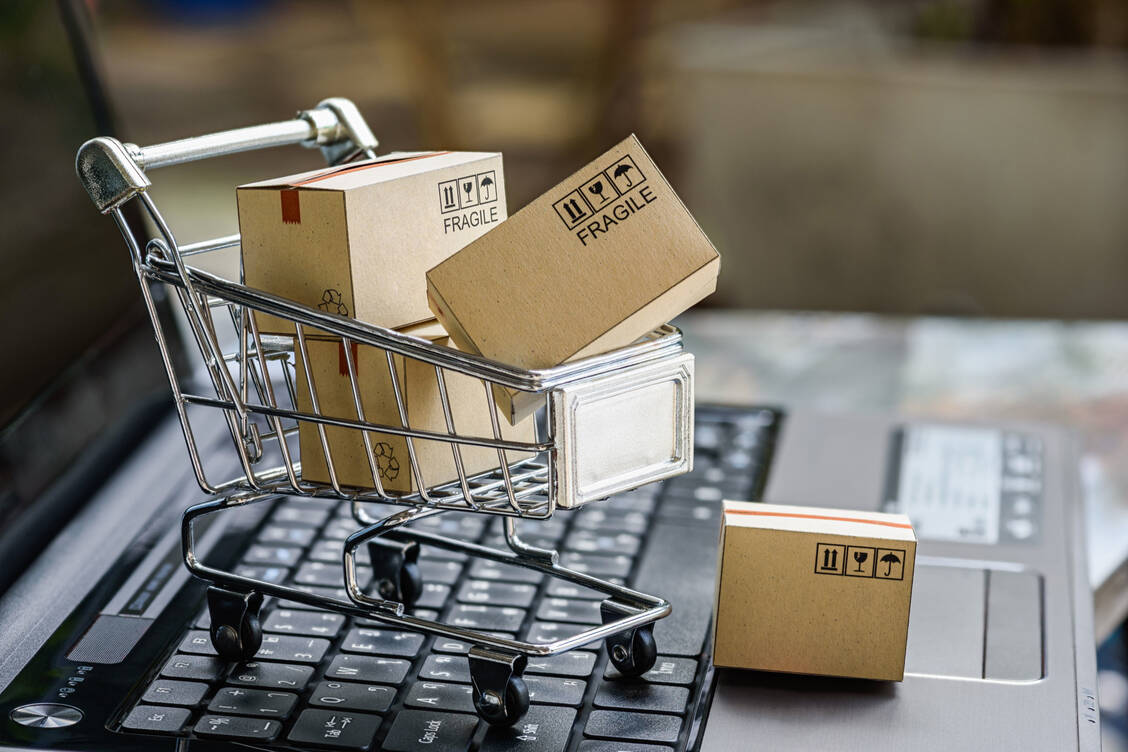 Versandapotheken verzeichnen derzeit ein Umsatzplus: Die Adexa kritisiert das BMG, seit dem EuGH-Urteil noch immer nichts gegen die Schieflage im Rx-Markt getan zu haben. / Foto: shutterstock/William Potter