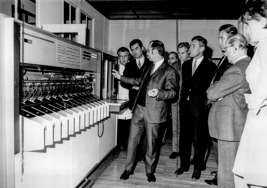 Elektronische Rezeptabrechnung in Apothekerhand – mit sogenannten Hochgeschwindigkeitsbeleglesern. / © Noventi
