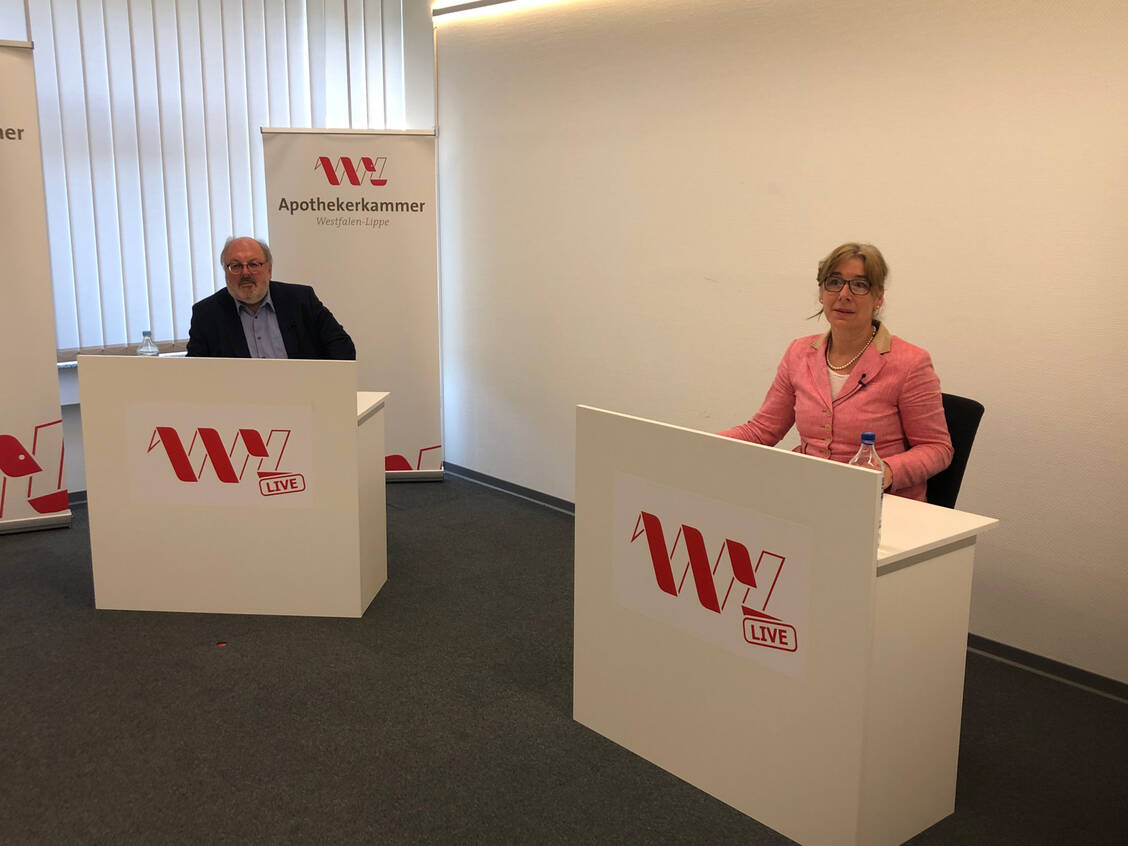 Frank Diener von der Treuhand Hannover und AKWL-Präsidentin Gabriele Regina Overwiening im Gespräch über die Zukunft der Vor-Ort-Apotheken. / Foto: AKWL