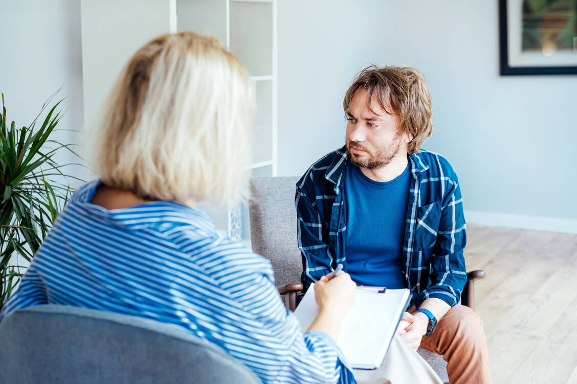 Eine psychotherapeutische Begleitung kann Menschen mit Burn-out oft helfen. Medikamente kommen nur bei Begleiterkrankungen zum Einsatz. / © Adobe Stock/okrasiuk