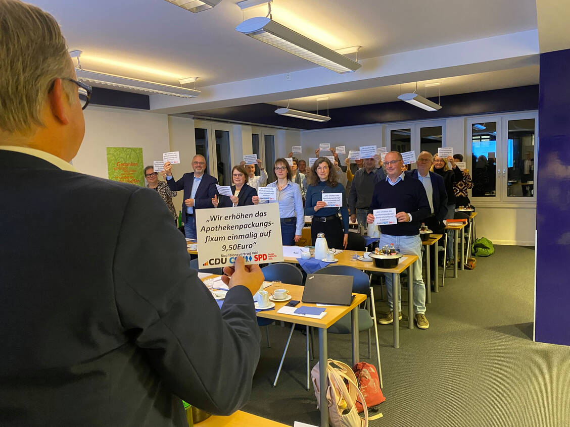 Für die Apothekerkammer Schleswig-Holstein ist die fehlende Honorarerhöhung für Apotheken ein »Wortbruch« der Regierung. / © PZ/ Alexandra Amanatidou