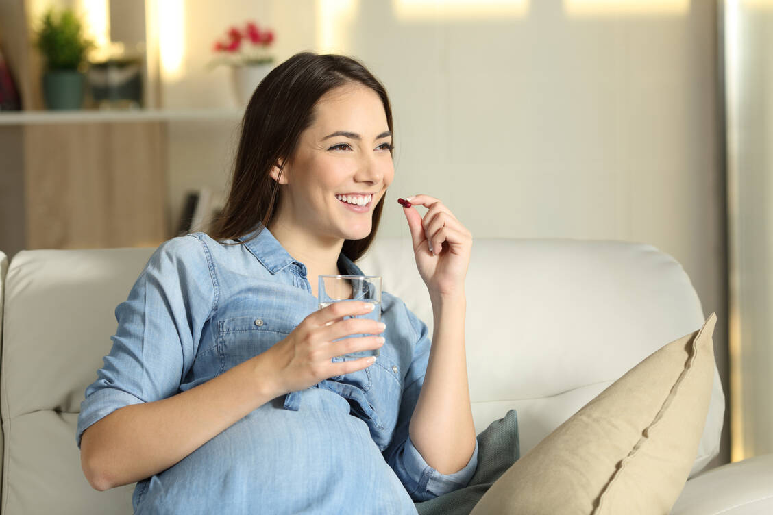 Eisenmangel betrifft Frauen häufiger, meist durch Menstruation, Schwangerschaft und Stillzeit. / © Adobe Stock/Antonioguillem