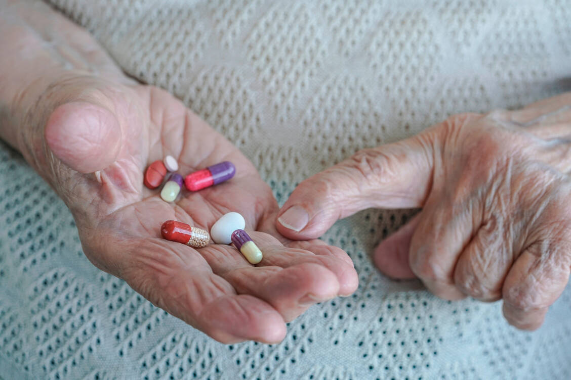Ältere Menschen bekommen mehr Arzneimittel verordnet als jüngere – aber nicht immer sind sie für diese Altersgruppe geeignet. / © Adobe Stock/berna_namoglu