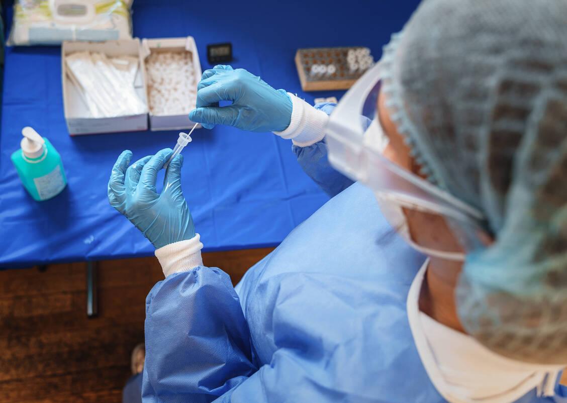Um künftig problemlos weiter Bürgertests anbieten zu können, müssen Apotheken eine Liste an zugelassenen Coronavirus-Schnelltests der Europäischen Union (EU) beachten. / Foto: imago images/Bihlmayerfotografie