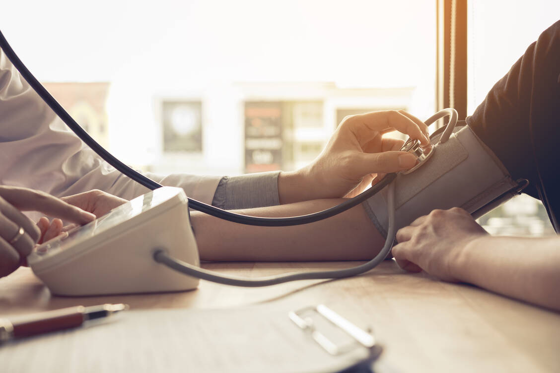 Mehr als die Hälfte der Menschen mit Blutdruck erhält keine antihypertensive Therapie. / Foto: Adobe Stock/wutzkoh