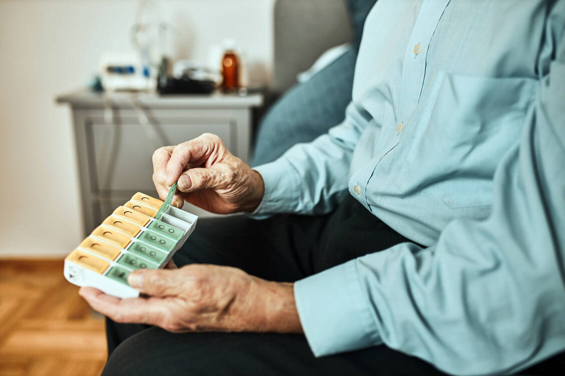 Beim DAT wurde auch darüber diskutiert, wie Apothekerinnen und Apotheker die Pflege unterstützen können. / © Shutterstock/Przemek Klos