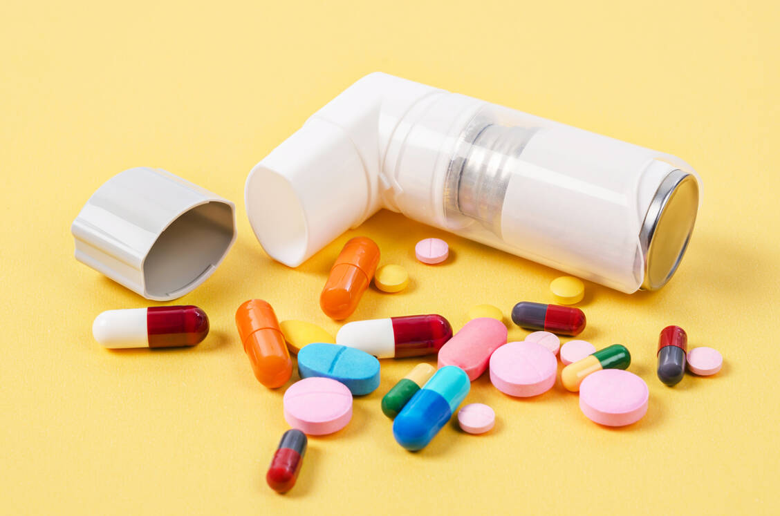 Um auch künftig die Arzneimittel-Versorgung sicherzustellen, bedarf es politische Änderungen, so die Pharma-Industrie. Der nun vorgelegte Koalitionsvertrag würde diese aber nicht ausreichend unterstützen. / Foto: Getty Images/Gam1983
