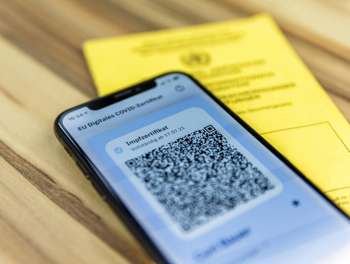 Die digitalen Covid-19-Impfzertifikate sind Stand jetzt alle ein Jahr lang gültig. Diese Gültigkeit soll aber in Abhängigkeit des Impfschutzes verkürzt werden. / Foto: Adobe Stock/Curt Bauer