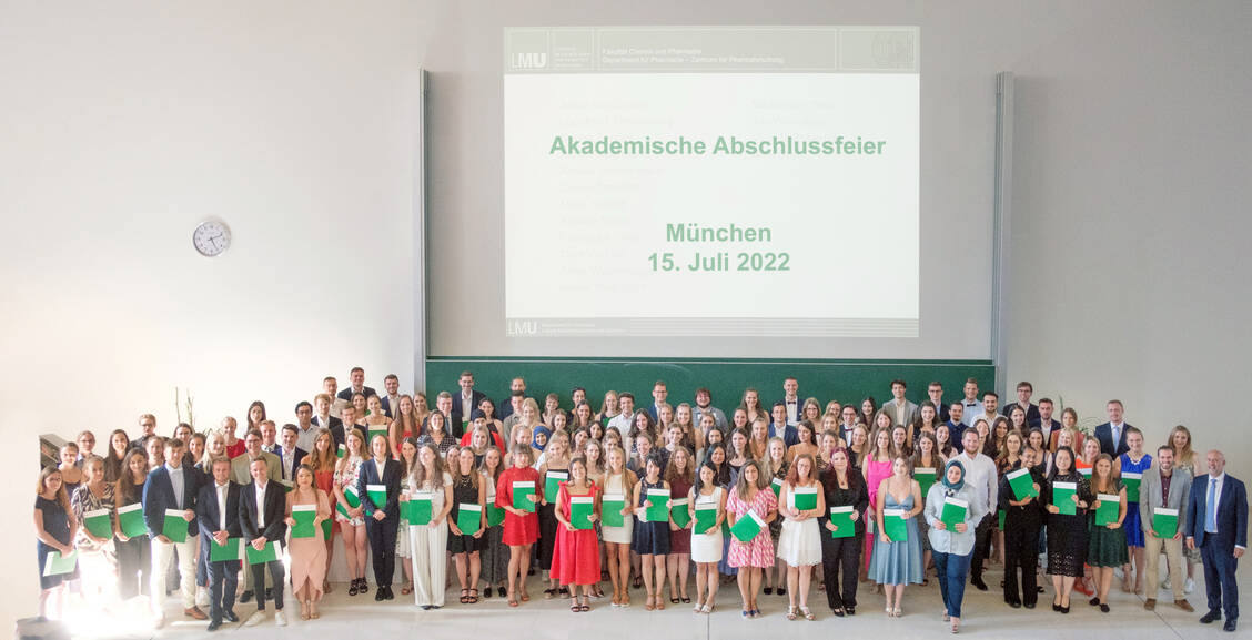 Viel Grund zum Feiern: die Absolventinnen und Absolventen des Staatsexamensstudiengangs Pharmazie mit Studiendekan Professor Dr. Franz Paintner / Foto: LMU/Andreas Schebesta