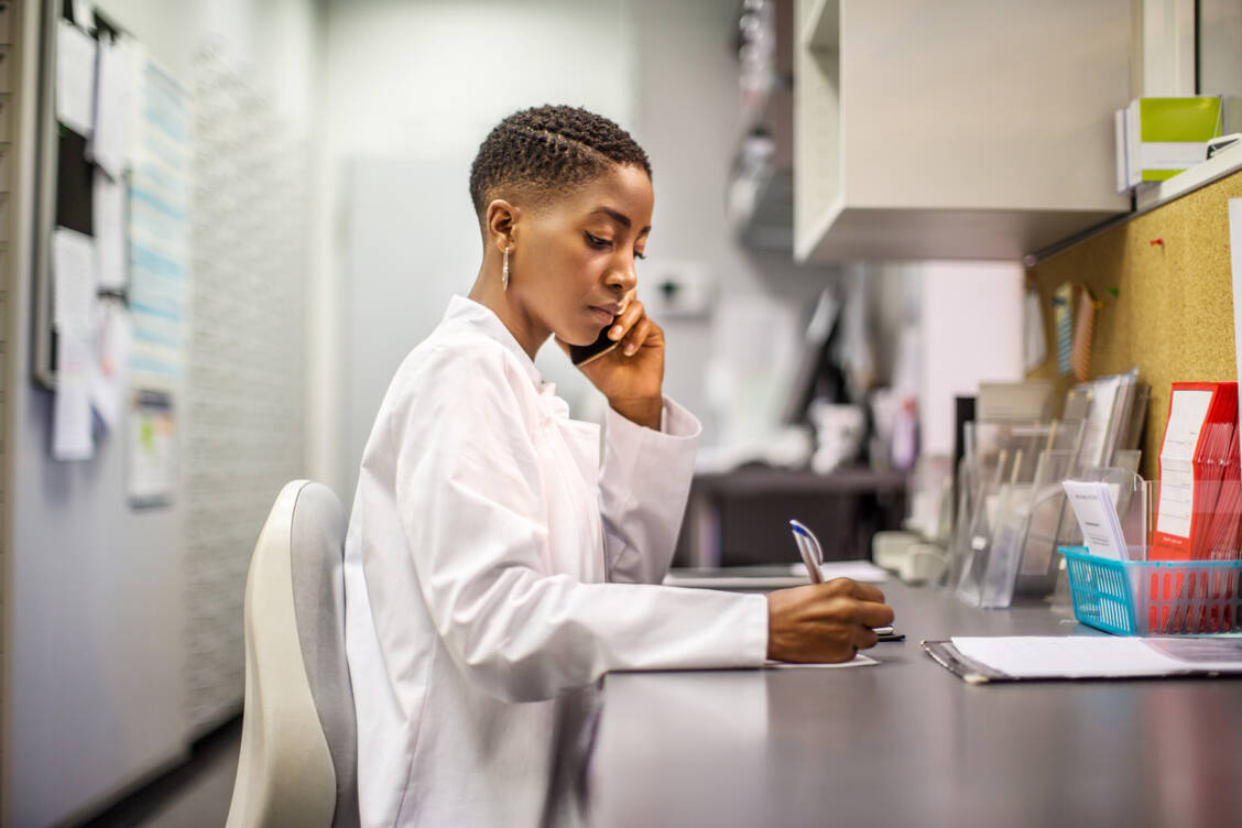 Ein Großteil der Arbeit in der Apotheke wird von der Suche nach Alternativen bei Lieferengpässen bestimmt – und das Problem verschärft sich weiter. / Foto: Getty Images/ Alvarez