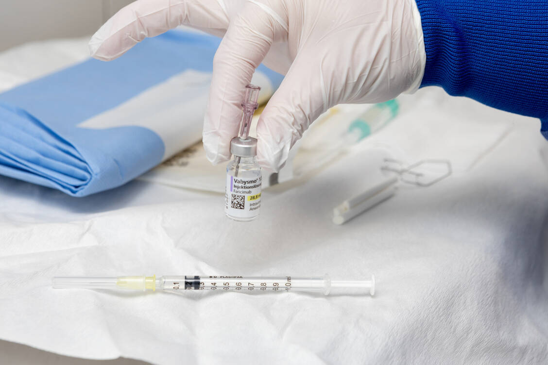 Faricimab wird unter aseptischen Bedingungen direkt in den Glaskörper gespritzt. / Foto: Prof FG Holz_Bonn