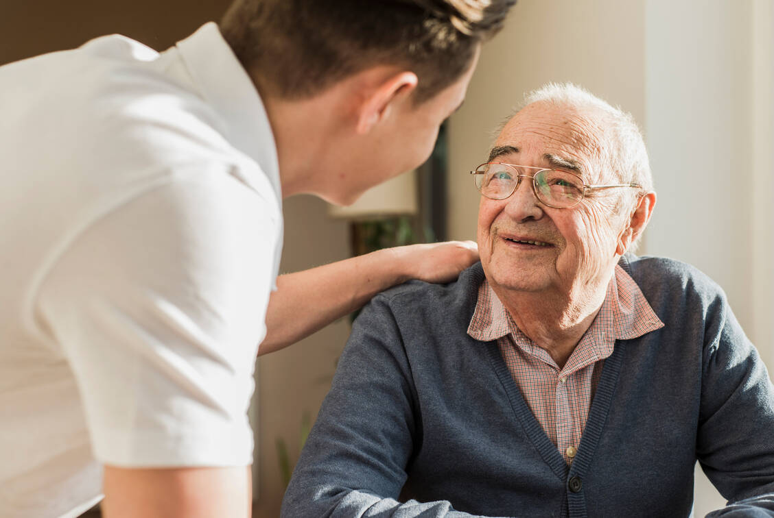 Vorhofflimmern kommt mit steigendem Alter häufiger vor. Daher ist das Teilergebnis einer aktuellen Studie, wonach Apixaban bei Menschen ab 80 Jahren das sicherste DOAK ist, wichtig. / Foto: Getty Images/Westend61