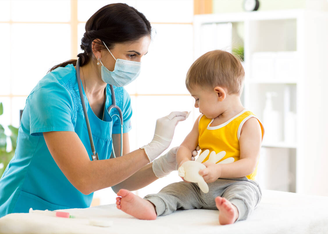 Laut Daten des RKI haben Kinder und Jugendliche in Deutschland in der Pandemie nicht weniger Schutzimpfungen erhalten als in Vorcoronazeiten.  / Foto: Shutterstock/Oksana Kuzmina