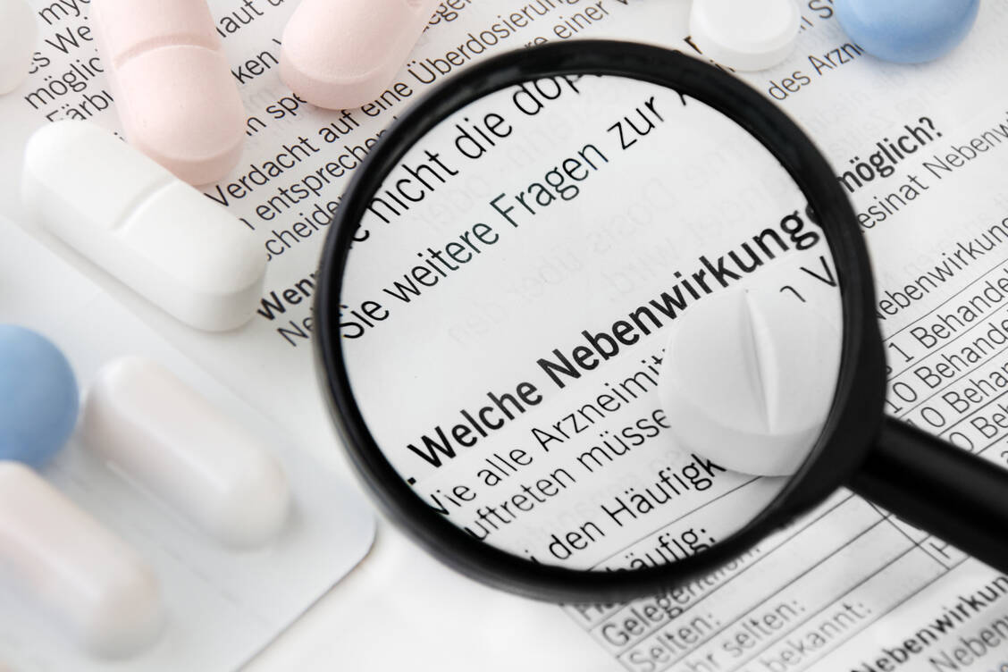 Der Pflichttext »Fragen Sie Ihren Arzt oder Apotheker« soll soll künftig neutraler formuliert werden. / Foto: Adobe Stock/PhotoSG