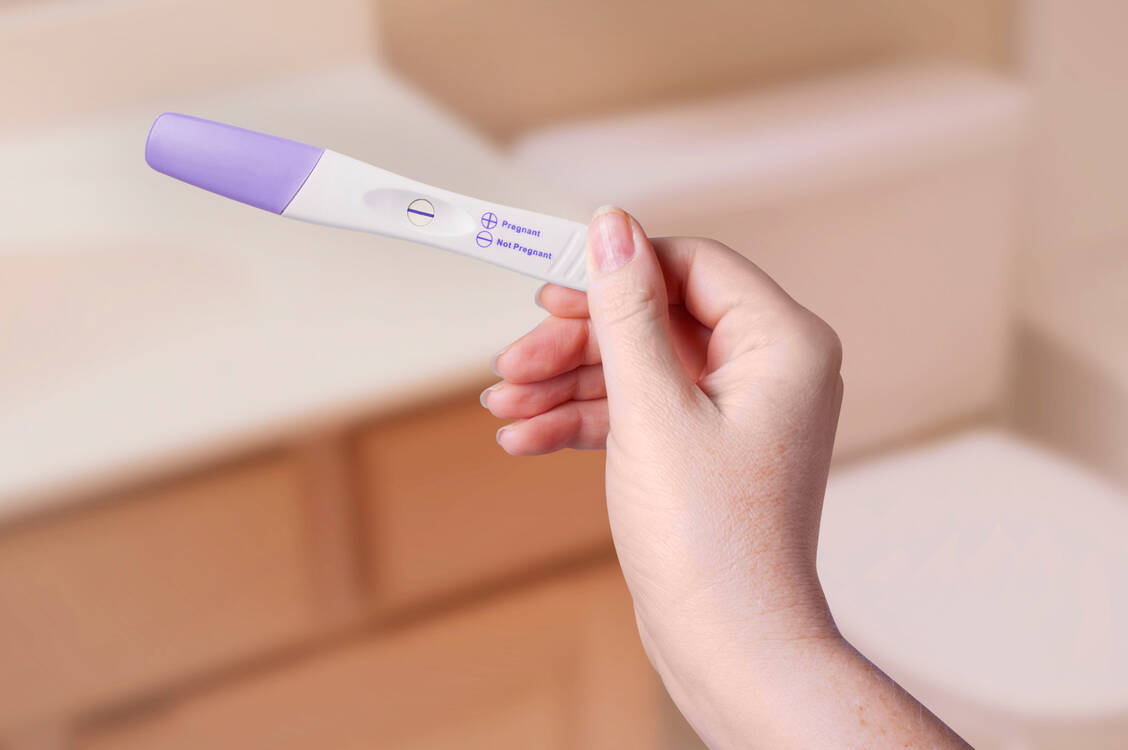 Unter Einnahme oraler Retinoide müssen Frauen im gebärfähigen Alter jeden Monat einen Schwangerschaftstest unter ärztlicher Aufsicht durchführen. Nur wenn dieser negativ ist und eine sichere Verhütungsmethode angewendet wird, wird weiterverordnet. / Foto: Adobe Stock/Kevin Mayer