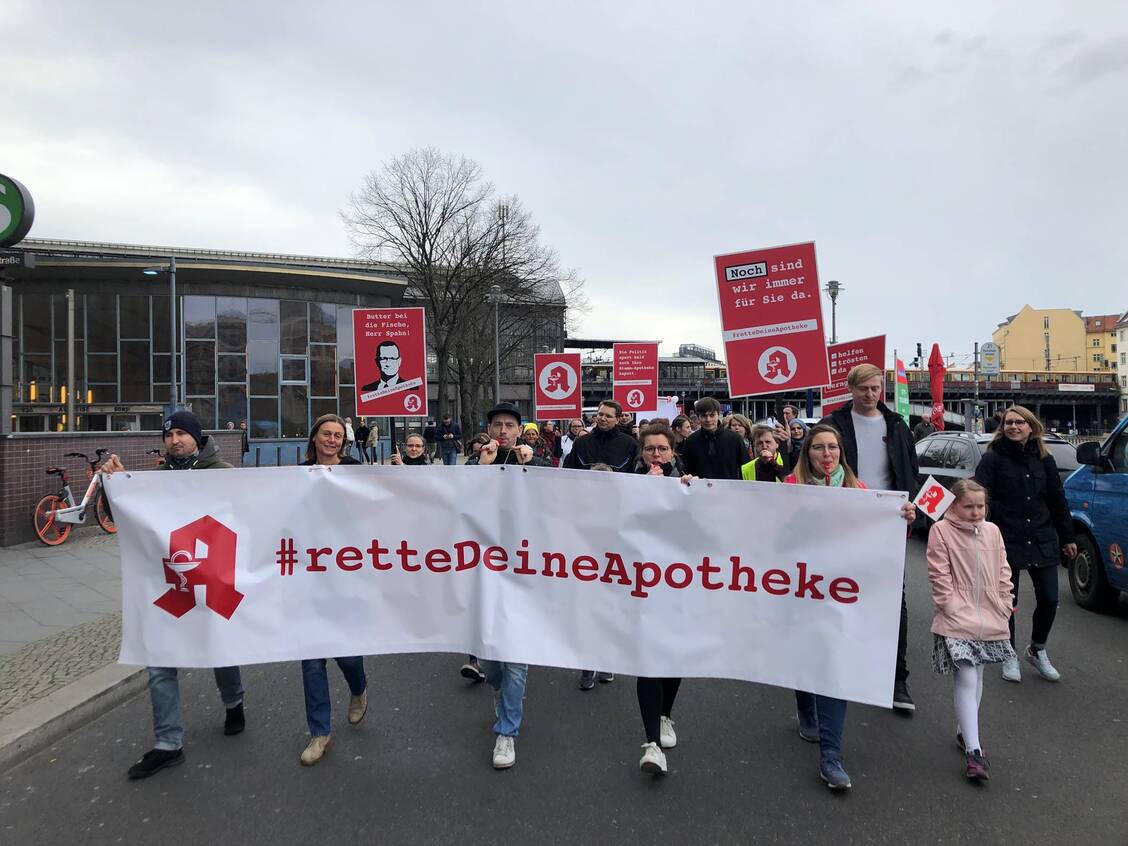 Mehrere hundert Apotheker sind dem Aufruf von Apotheker Maximillian Wilke gefolgt und demonstrierten am Sonntag in Berlin für den Erhalt der Arzneimittelpreisbindung und für die Apotheken vor Ort.  / Foto: privat