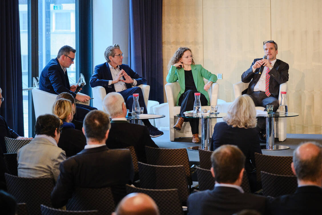 Präsentierten Ideen für eine Strukturreform (von re.): BAH-Geschäftsführer Michael Hennrich, Professor Christine Arentz von der TU Köln und Andreas Storm, Vorstandschef der DAK-Gesundheit. ABDA-Pressesprecher Benjamin Rohrer (li.) moderierte die Diskussionsrunde beim DAV-Wirtschaftsforum. / Foto: André Wagenzik