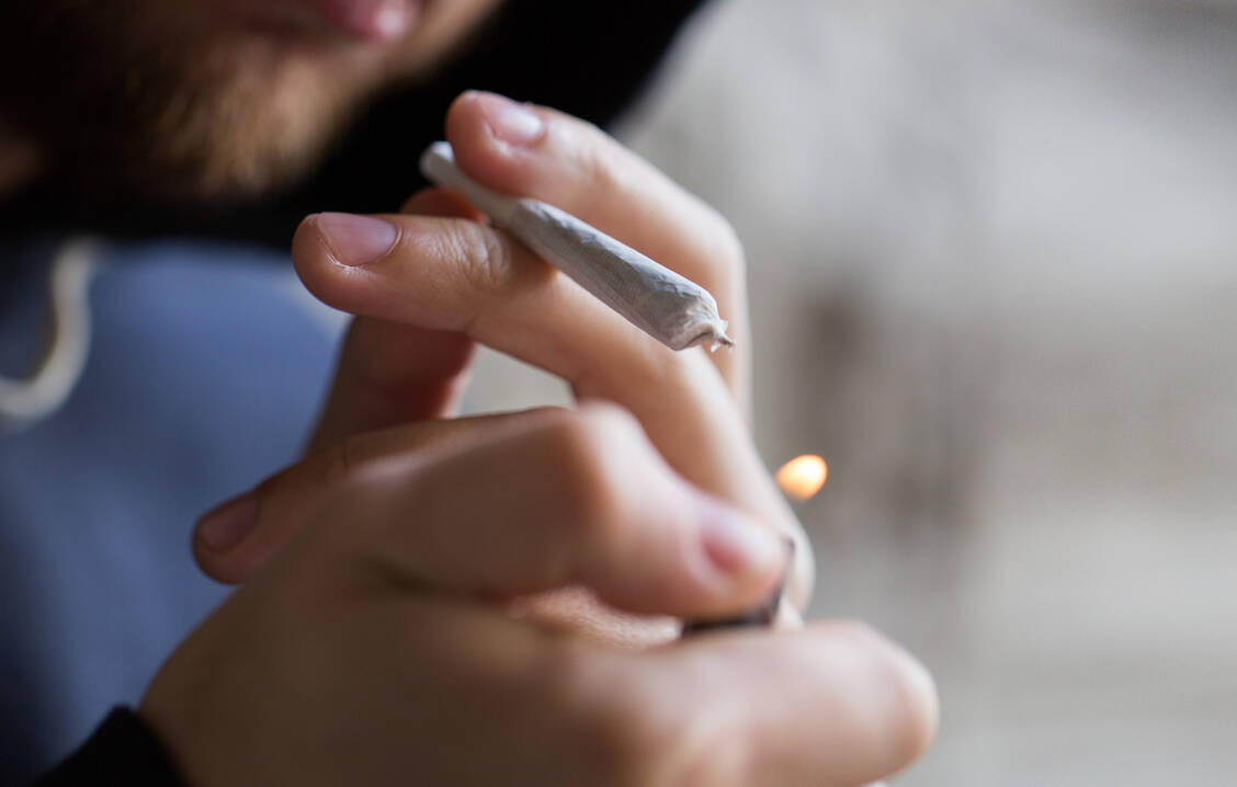 Kriterien für eine sogenannte Cannabiskonsumstörung sind mitunter hoher Konsum, starkes Verlangen nach der Droge oder die Einschränkung wichtiger sozialer, beruflicher oder Freizeit-Aktivitäten. / Foto: Adobe Stock/Syda Productions
