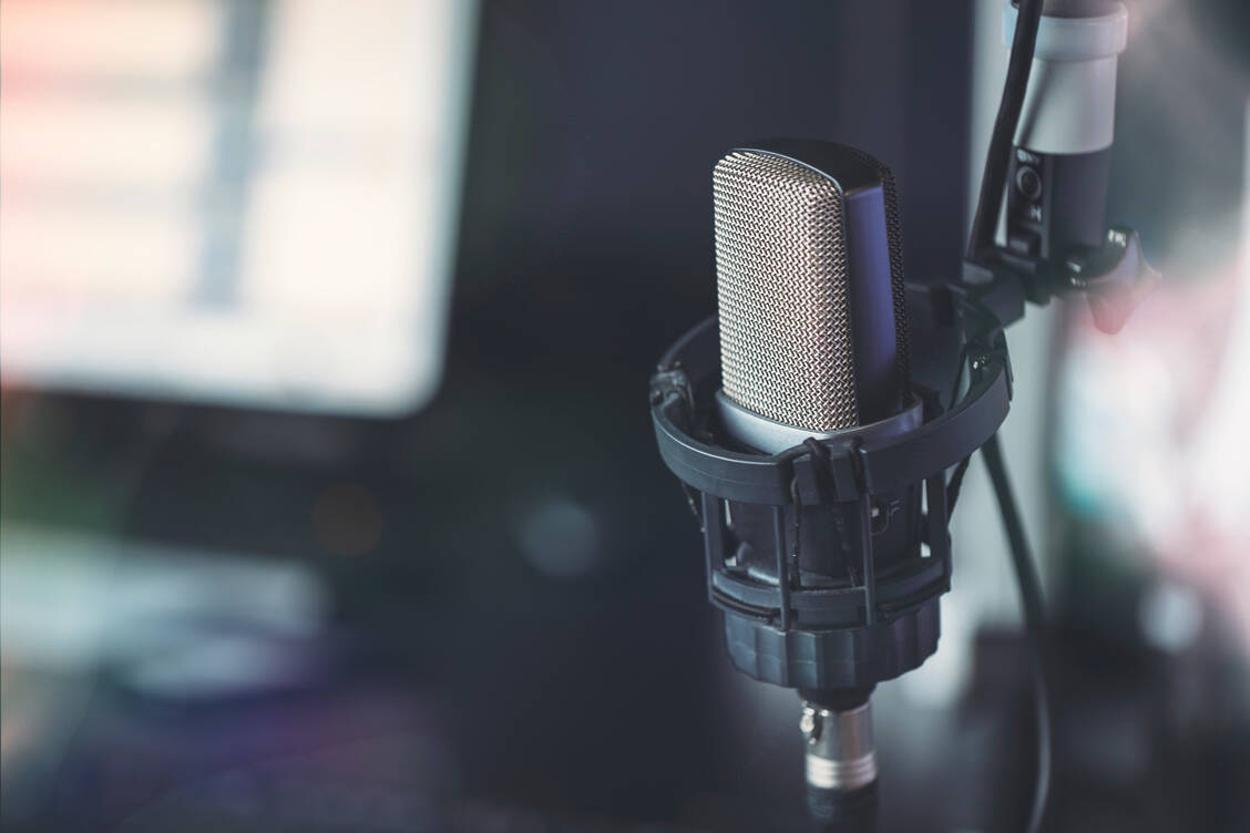 Die Zuhörer der NDR-Gesprächsrunde zum Thema Medikamentenmangel erfuhren spannende Details aus dem Alltag in der Offizin, der ihnen sonst eher verborgen bleibt. / Foto: Getty Images/Cris Cantón