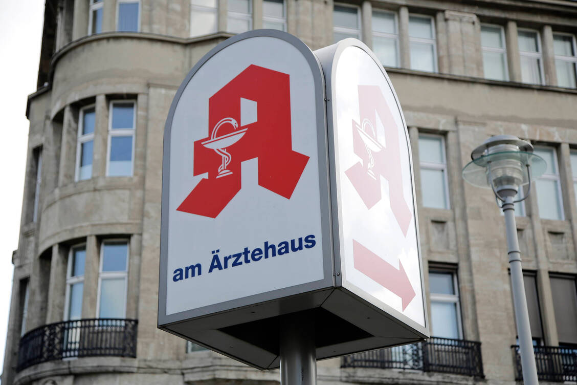 Auch auf die Lage kommt es an. So sind etwa genügend Arztpraxen in der Nähe einer Apotheke ein wichtiger Faktor.   / Foto: Imago images/Reiner Zensen