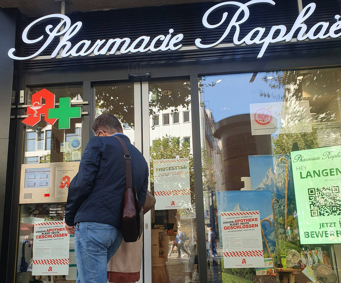Wie hier am 2. Oktober in Frankfurt am Main sollen Apotheken im November erneut ihre Türen schließen. Die ABDA hat regionale Protesttage vorgeschlagen, der BVDAK plädiert jetzt für einen bundesweiten. / Foto: PZ/Dölger
