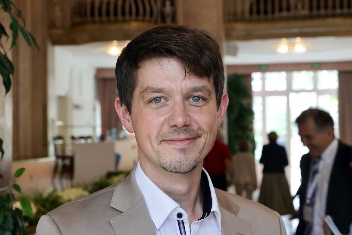 Apotheker Dr. Christian Ude widmete sich beim Pharmacon Meran dem Thema hormonelle Verhütung. Besonderes Augenmerk legte er dabei auf die Gestagene. / Foto: PZ/Müller