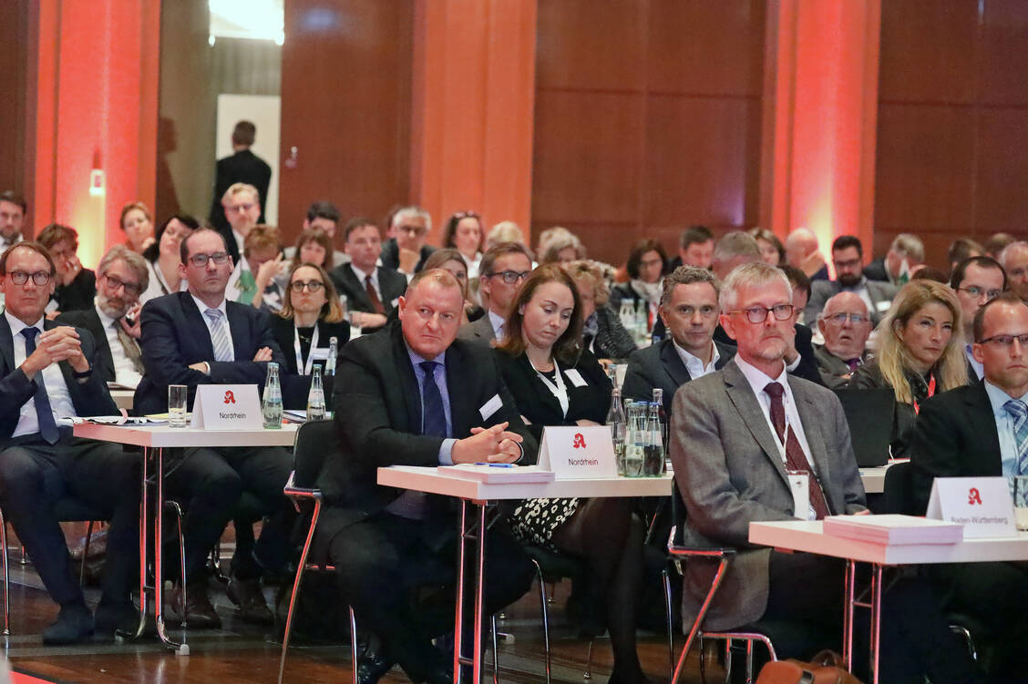 Die Delegierten des Deutschen Apothekertags äußerten in der Diskussion des Lageberichts von ABDA-Präsident Friedemann Schmidt Kritik an dessen »pessimistischer Haltung«. / Foto: PZ/Alois Mueller