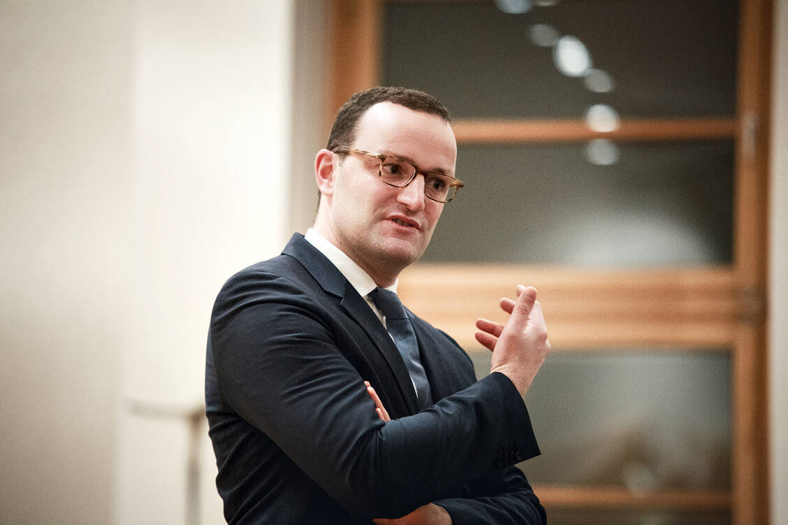 Doppelgleisig: Während Bundesgesundheitsminister Jens Spahn mit Blick auf die Apothekenreform auf eine Antwort aus Brüssel wartet, hat er bereits im November eine Untersuchung für eine partielle und komplette Aufhebung der Rx-Preisbindung in Auftrag gegeben.  / Foto: Foto: Team Spahn