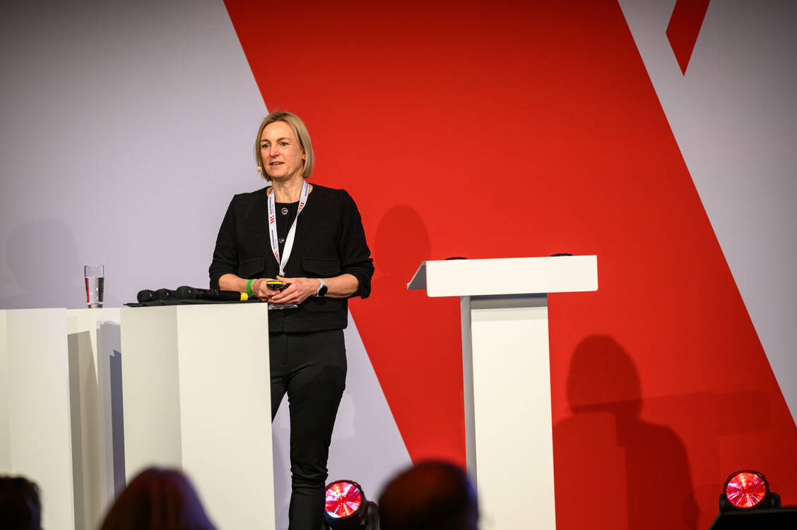 Unerwünschte Wirkungen, Über- und Unterdosierungen, mangelnde Kommunikation: Professor Dr. Antje Neubert hatte zahlreiche Fallbeispiele dabei, was bei der Arzneimitteltherapie von Kindern stationär wie ambulant schief gehen kann. Sie mahnte ein besonderes Risikobewusstsein für diese vulnerablen Patienten an. / © AKWL/Michael C. Möller