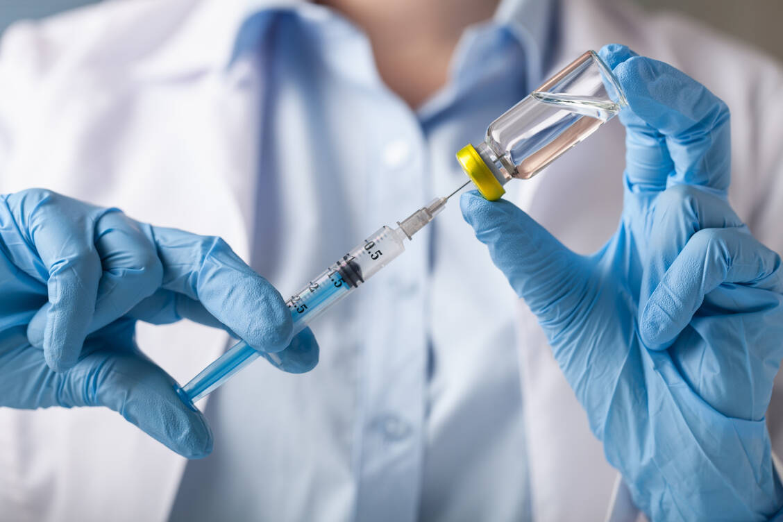 Insgesamt 200 Probanden sollen jeweils einen von vier verschiedenen RNA-Impfstoffkandidaten erhalten. / Foto: Shutterstock/ Billion Photos