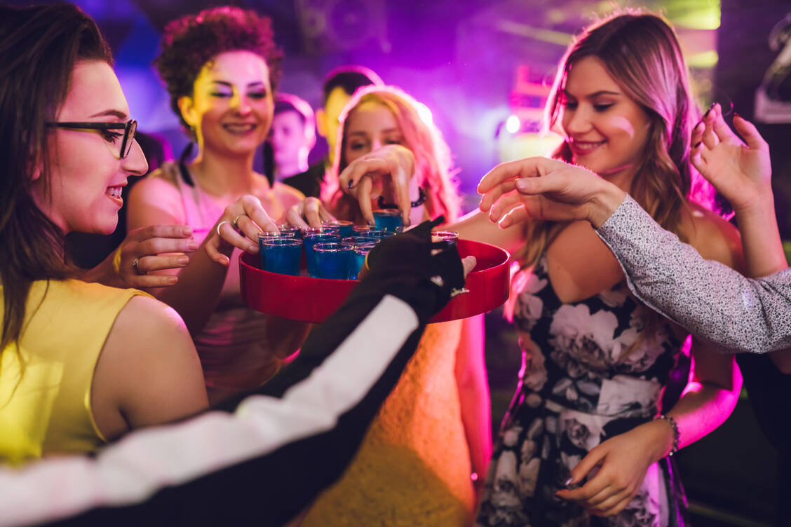 Emanzipiert beim Feiern mitzuhalten scheint mit einem erhöhten riskanten Alkoholkonsum zusammenzuhängen. Aber auch Einsamkeit und Druck durch Social Media können laut Suchtexperten zum beobachteten Anstieg beitragen. / Foto: PZ/urbazon