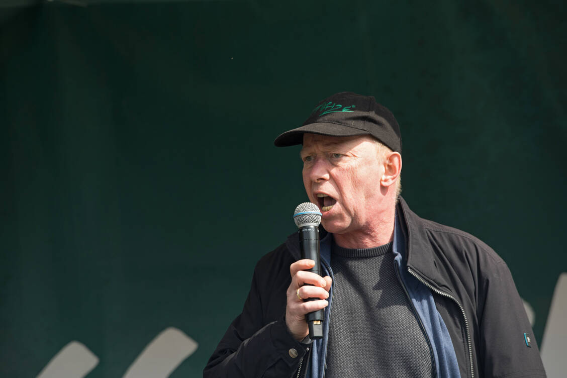 Jugendrichter Müller bei einer Demonstration für die Cannabis-Legalisierung im Jahr 2023.  / Foto: IMAGO/Stefan Trappe