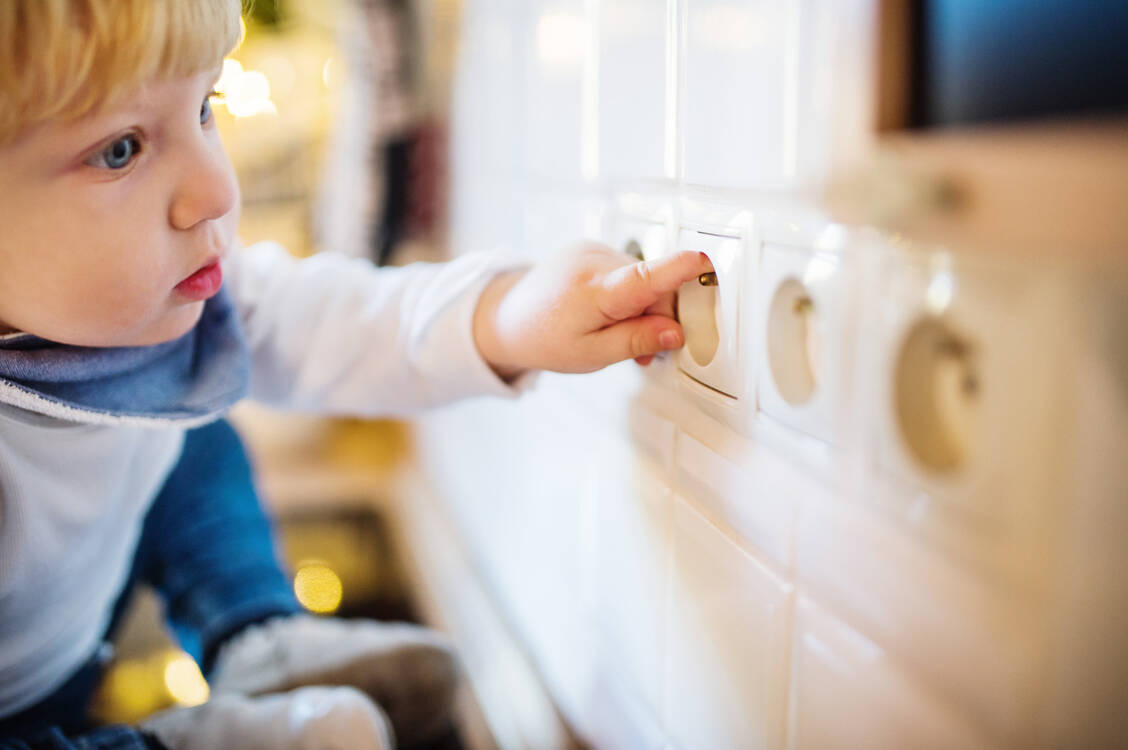 Die meisten Unfälle passieren zu Hause. Herd, Möbel, Treppen, Fenster, Steckdosen, Putzmittel – im Haushalt lauern viele Gefahren für Kinder, die oft vermeidbar sind. / © Getty Images/Halfpoint