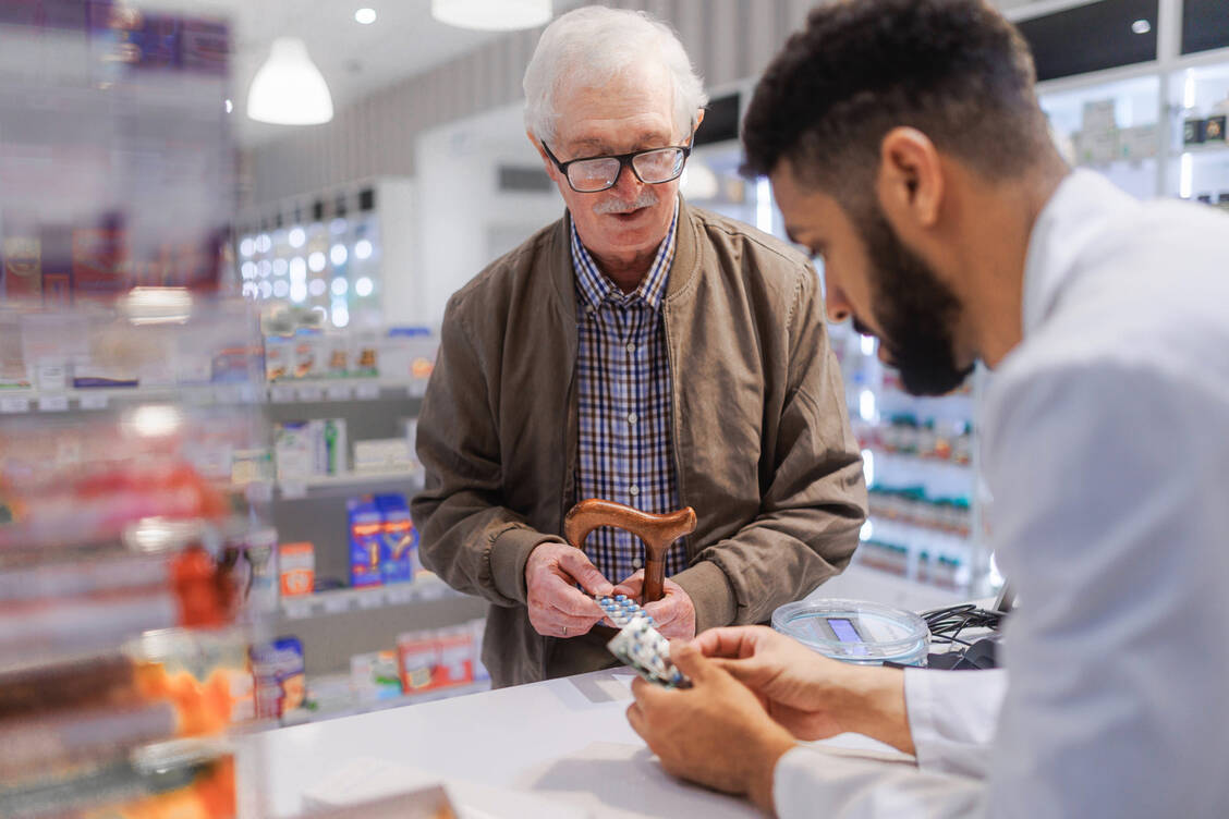 Die persönliche Beratung in der Apotheke trägt wesentlich zur Qualität der Arzneimitteltherapie bei und hilft, viele Fehler rund um die Medikation zu vermeiden. / © Imago/HalfPoint Images