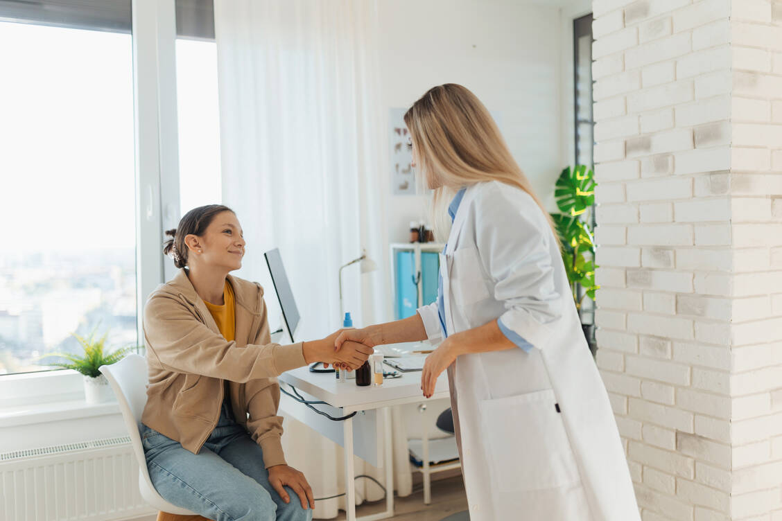 Viele junge Erwachsene sind noch nicht bereit, ihre Gesundheitsversorgung selbst in die Hand zu nehmen. / © Shutterstock/Halfpoint