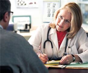 Eine Verordnung über ein Medikament mit Suchtpotenzial sollen Ärzte ausschließlich bei klarer Indikation ausstellen.
<p class="fotonachweis">Foto: iStock/SelectStock</p>