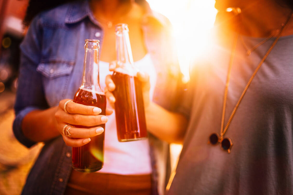 Feiern ist derzeit wieder erlaubt, Alkohol muss es aber für die »Jugend von heute« nicht unbedingt sein. / Foto: Getty Images/wundervisuals