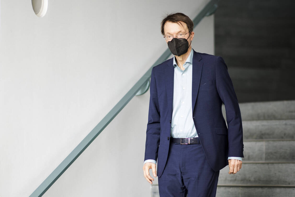 Wurde gestern Abend positiv auf Corona getestet: Bundesgesundheitsminister Karl Lauterbach. Der Minister (hier ein Archivbild) führt seine Amtsgeschäfte vorübergehend aus der Isolation. / Foto: IMAGO/photothek