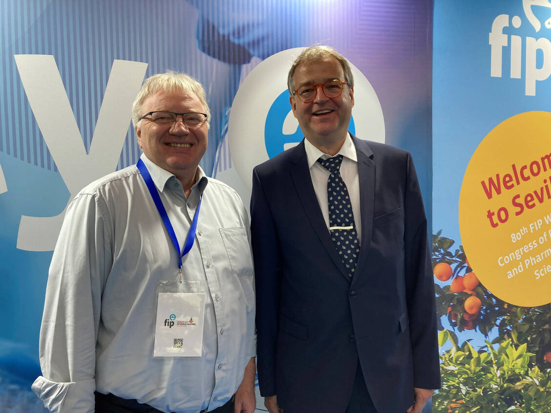 Mathias Arnold, Vizepräsident der ABDA, mit Jens Gobrecht, Europavertreter der ABDA, (v.  l.) beim FIP-Kongress in Sevilla. / Foto: PZ/Evans