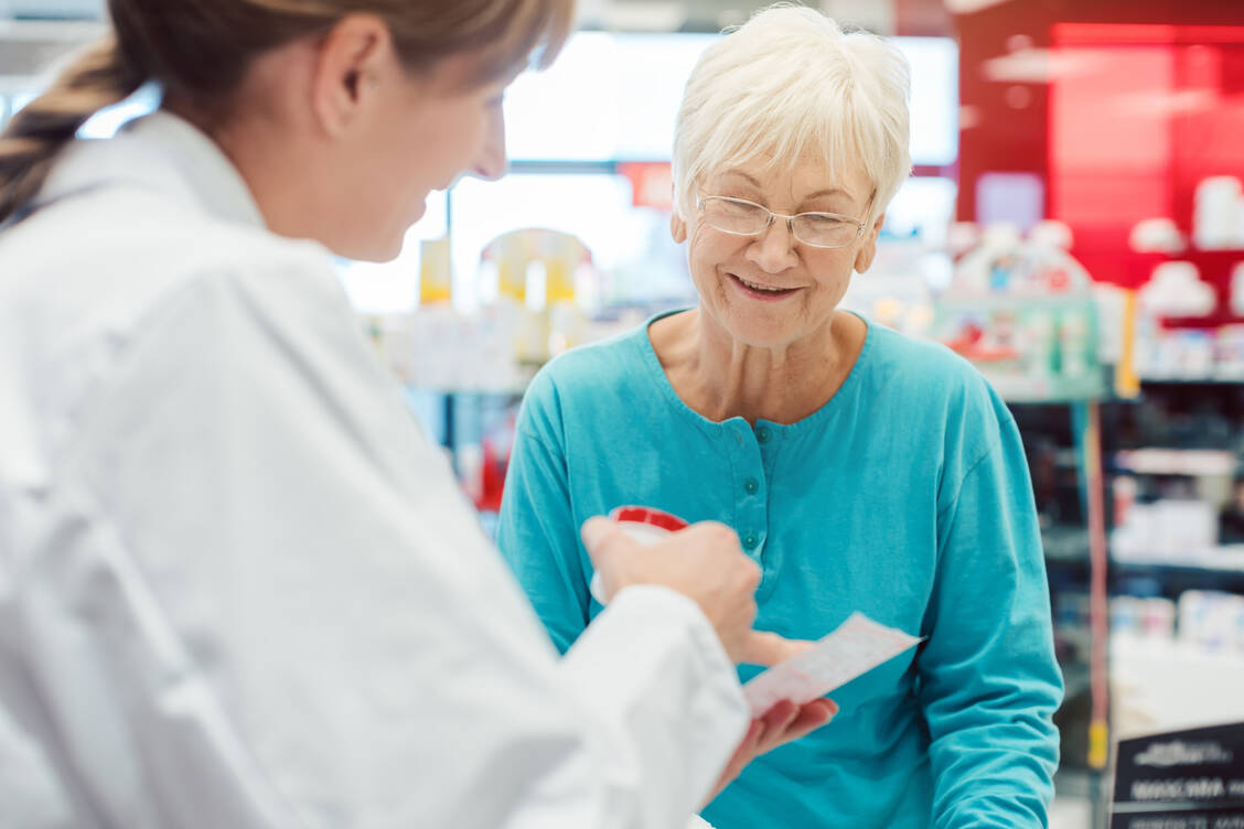 Viele ältere Menschen suchen Rat zu Gesundheitsfragen in der Apotheke. / Foto: Adobe Stock/Kzenon