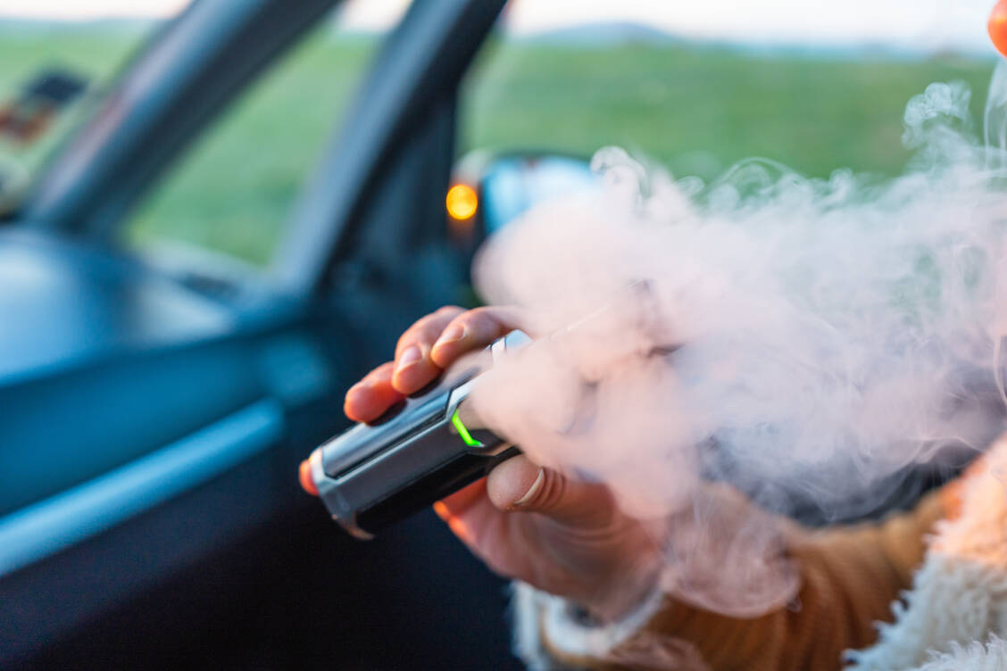 Unklar ist immer noch, warum es in den USA zu mittlerweile mehr als 1000 Fällen von Lungenerkrankungen nach Gebrauch von E-Zigaretten mit unterschiedlichen Liquids kam. / Foto: Adobe Stock/morgem