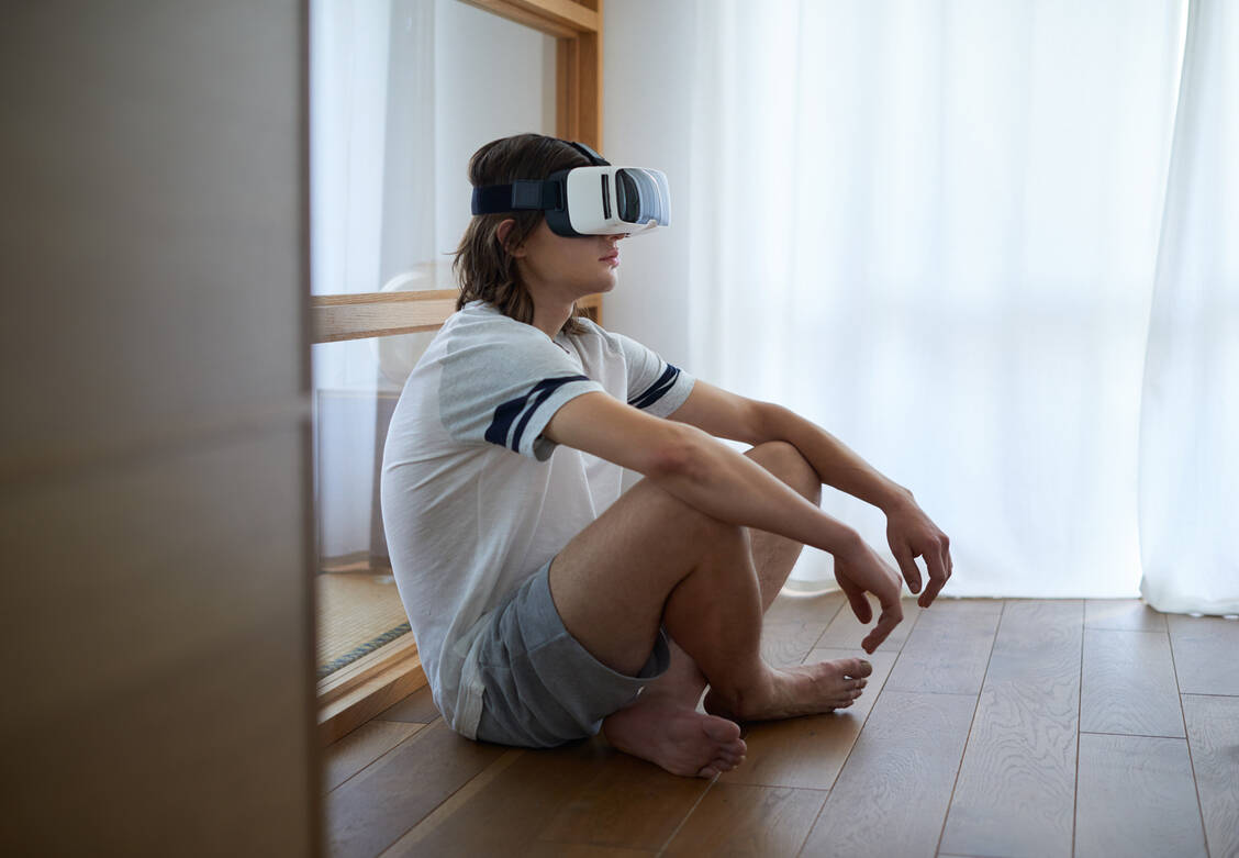 Die Therapie chronischer Schmerzen sollte immer multimodal erfolgen. Dazu gehört auch, den Umgang mit dem Schmerz zu lernen. Hier sollen VR-Brillen helfen. / © Getty Images/Kai Wiechmann