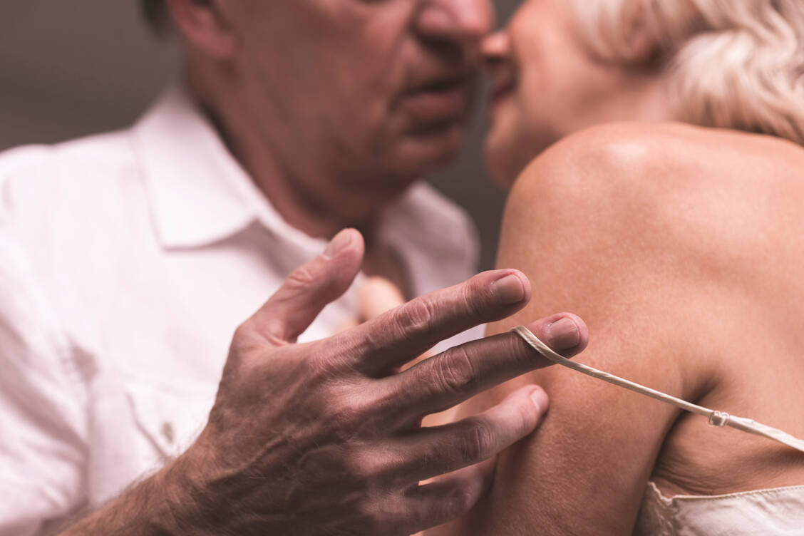 PDE-5-Hemmer sind häufig die erste Wahl bei erektiler Dysfunktion. Nun gibt es erstmals ein Pumpspray mit dem Wirkstoff Sildenafil, das pharmakokinetische Vorteile gegenüber einer Tabletteneinnahme bieten könnte. / © Adobe Stock/Photographee.eu