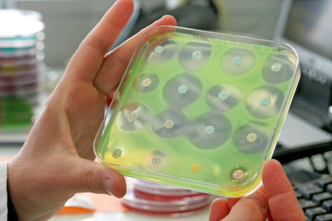 Viele Unternehmen haben sich aus der Antibiotika-Forschung zurückgezogen, darunter sind AstraZeneca, Novartis, Sanofi sowie Bayer, Boehringer Ingelheim und Merck. / Foto: picture alliance/BSIP