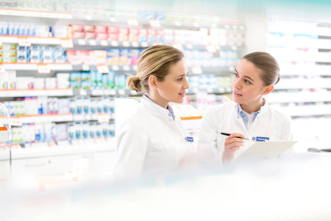 Gehört ein Arzneimittel in die fachliche Beratung des Apothekenpersonals oder darf es auch im Drogerie- oder Supermarktregal stehen? Darüber berät der Sachverständigenausschuss für Apothekenpflicht. / Foto: Caiaimage/Agnieszka Wozniak
