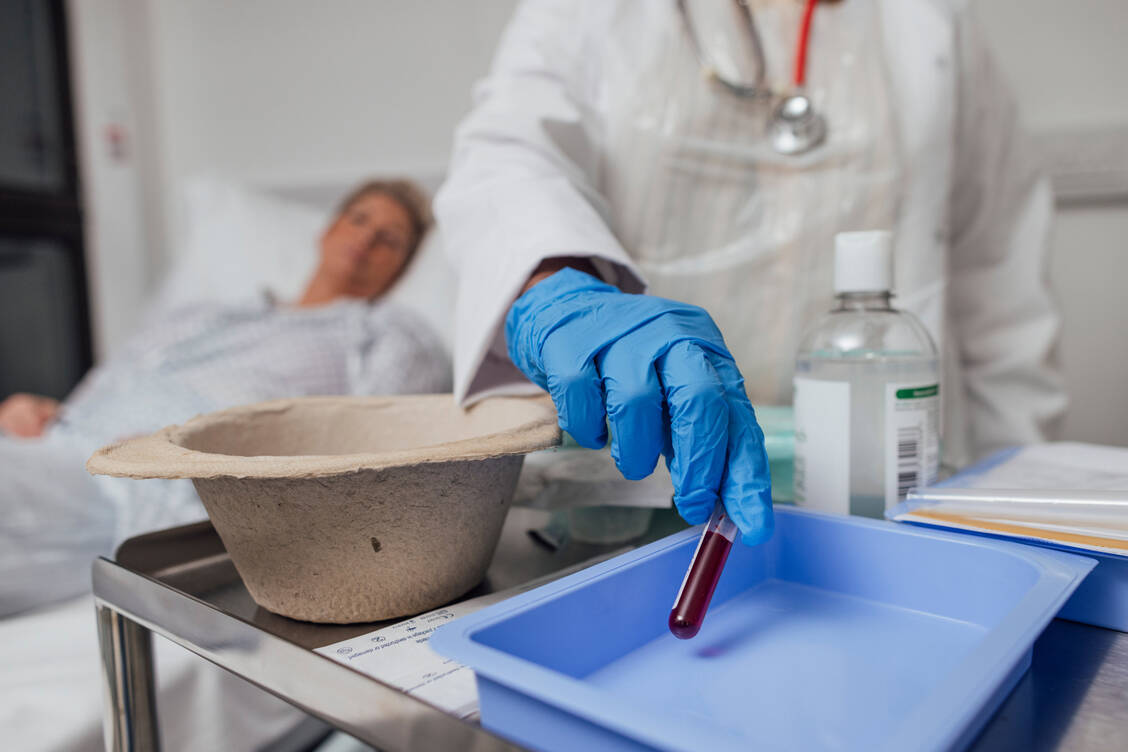 Ohne Blut- und Gewebeproben geht in der personalisierten Krebstherapie nichts. Eine Testung ist für immer mehr Wirkstoffe vor Therapiebeginn Pflicht und dient auch der Verlaufskontrolle und Einschätzung des Rezidivrisikos. / © Getty Images/SolStock