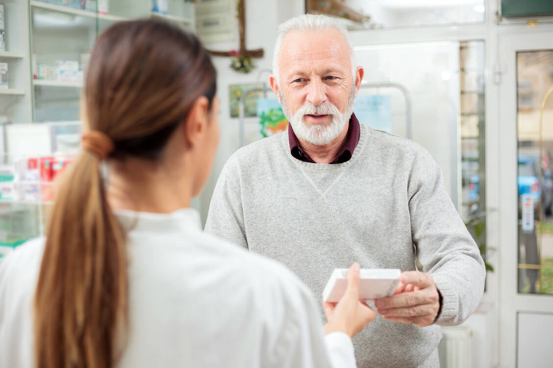 Insbesondere die fachlich kompetente Beratungen schätzen die Kunden, die regelmäßig eine Apotheke vor Ort aufsuchen. / Foto: Fotolia/Ivan Gligorijevic