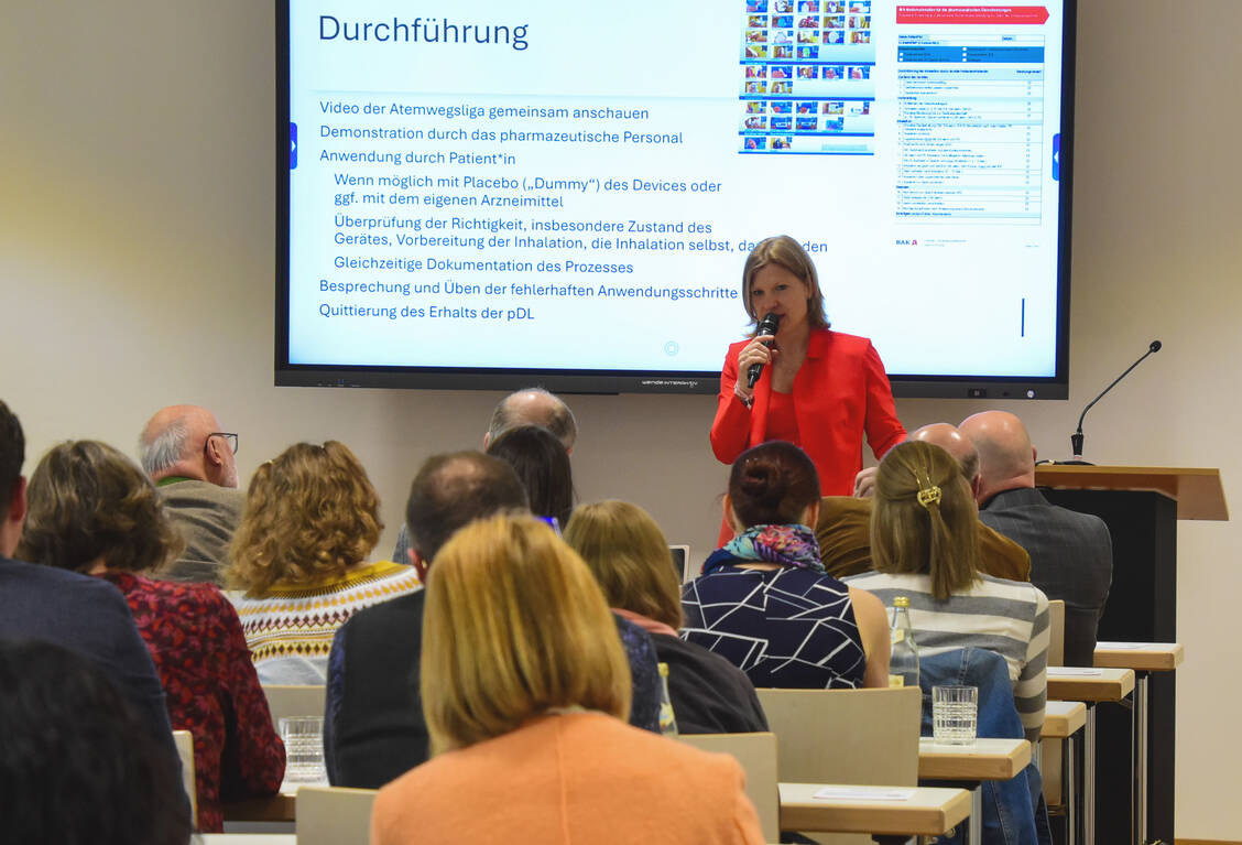 Mit großem Elan warb Dr. Katja Renner für die pharmazeutischen Dienstleistungen. / © BAV/Sabrina Spieß