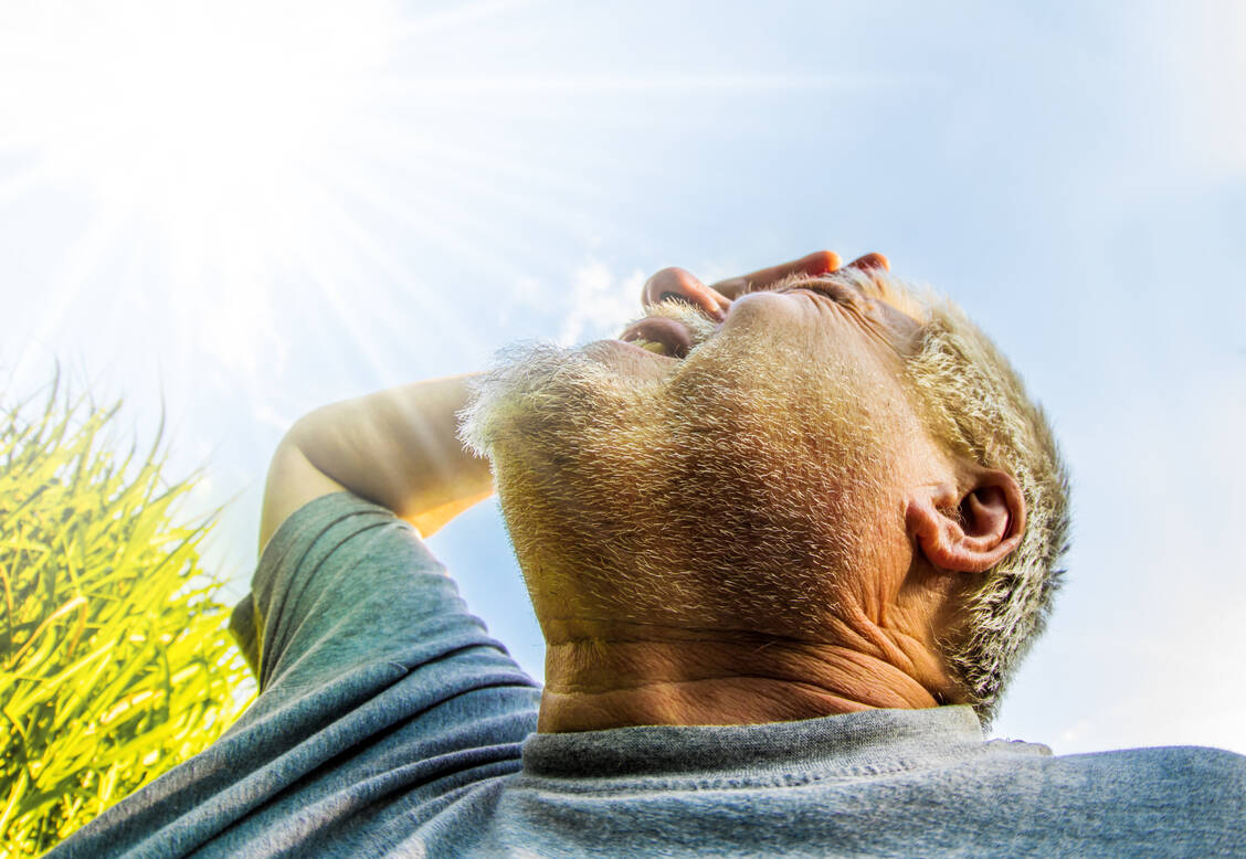 Wer zu lange in der Sonne bleibt, dem droht ein Hitzekollaps oder Hitzschlag.  / Foto: Adobe Stock/Rainer Fuhrmann