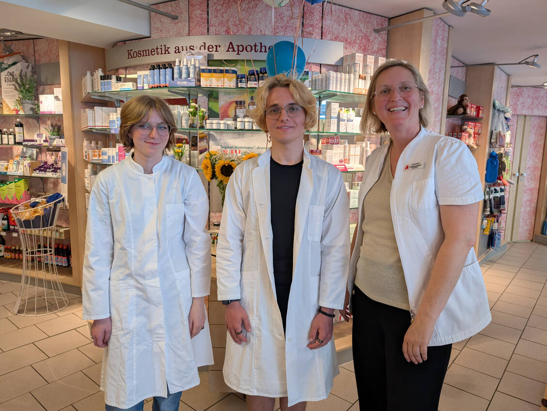 Isabelle Mundt, Bohdan Flusov und Susann Rösel-Jacobasch (von links) im Verkaufsraum der Adler Apotheke in Ueckermünde.  / © PZ/Brockfeld